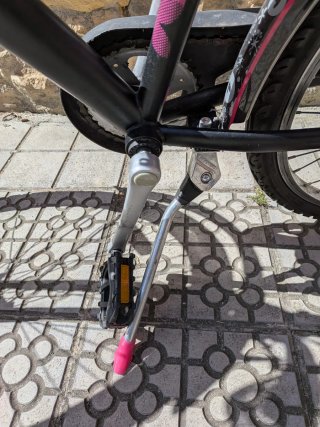 Bicicleta infantil negra y rosa