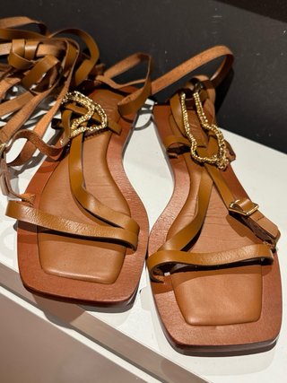 Sandalias Zara Tiras Marrones y Doradas