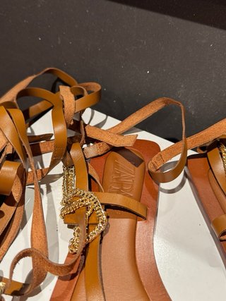Sandalias Zara Tiras Marrones y Doradas