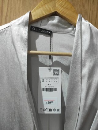 Kimono Zara satinado plateado Talla S