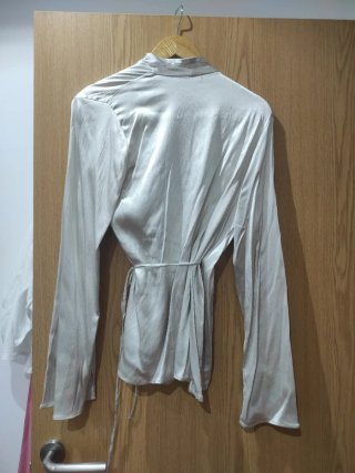 Kimono Zara satinado plateado Talla S