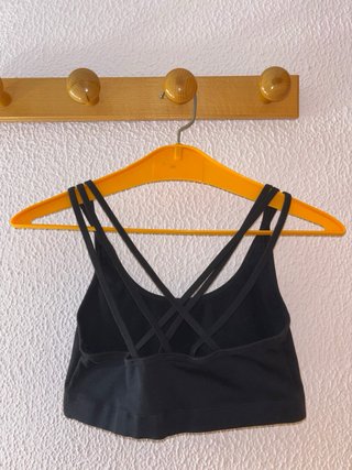 Top deportivo Decathlon negro tirantes cruzados