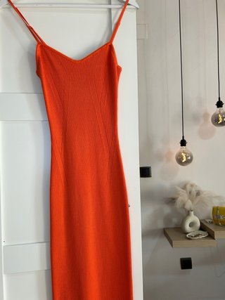 Vestido naranja para fiesta en la playa