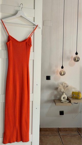 Vestido naranja para fiesta en la playa