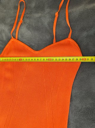 Vestido naranja para fiesta en la playa