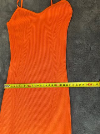 Vestido naranja para fiesta en la playa