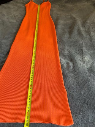 Vestido naranja para fiesta en la playa