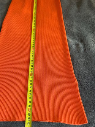 Vestido naranja para fiesta en la playa