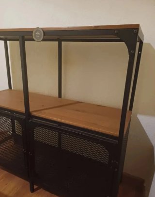 Mueble tipo industrial con puertas metal y madera