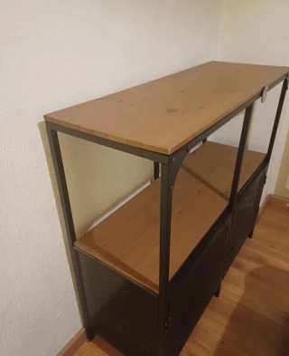 Mueble tipo industrial con puertas metal y madera