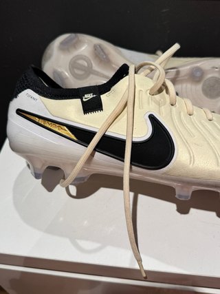 Botas de fútbol Nike Beige y Negro