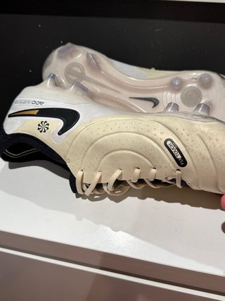 Botas de fútbol Nike Beige y Negro