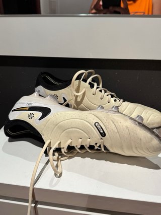 Botas de fútbol Nike Beige y Negro