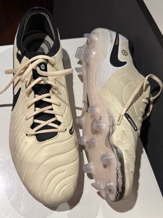 Botas de fútbol Nike Beige y Negro