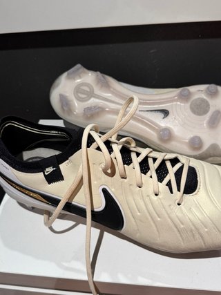 Botas de fútbol Nike Beige y Negro
