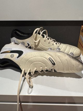 Botas de fútbol Nike Beige y Negro