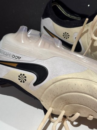 Botas de fútbol Nike Beige y Negro