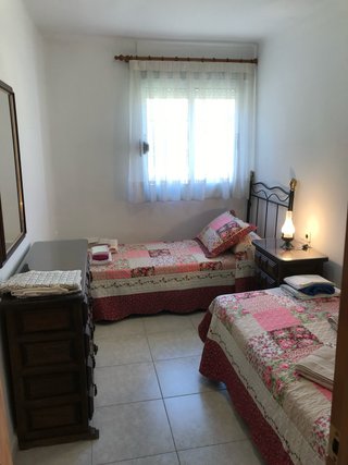 Se alquila gran apartamento con vistas al mar