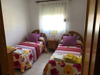 Se alquila gran apartamento con vistas al mar
