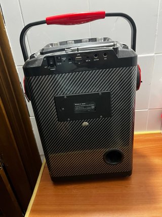 Altavoz Portátil Negro y Rojo