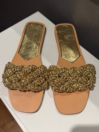 Sandalias Zara doradas y beige