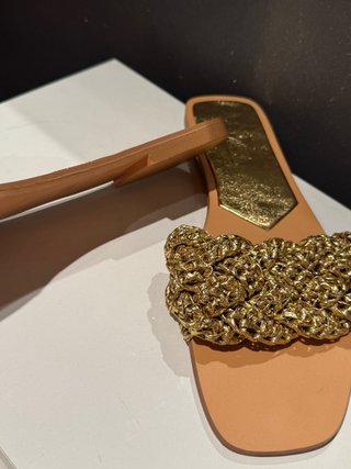 Sandalias Zara doradas y beige