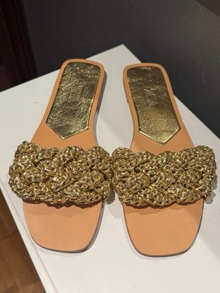 Sandalias Zara doradas y beige