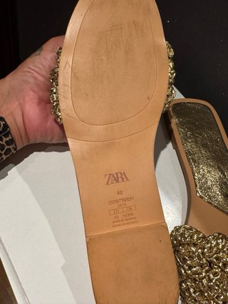 Sandalias Zara doradas y beige