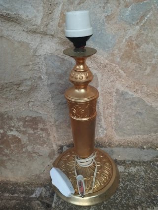 Lámpara de mesa dorada antigua
