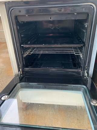Cocina de gas blanca con horno