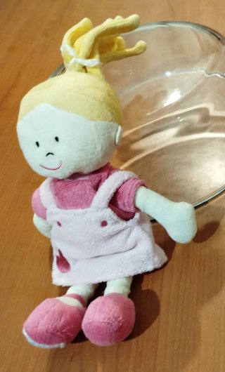 Muñeca de trapo rosa con corazón