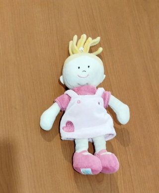 Muñeca de trapo rosa con corazón