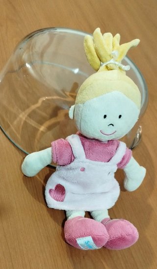 Muñeca de trapo rosa con corazón