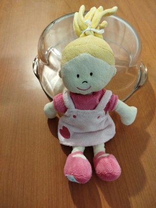 Muñeca de trapo rosa con corazón