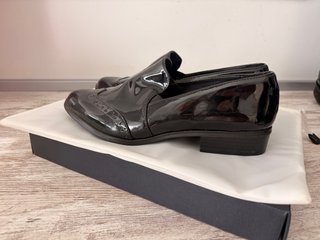 Zapatos mocasin charol elegantes negros.