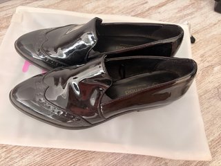 Zapatos mocasin charol elegantes negros.