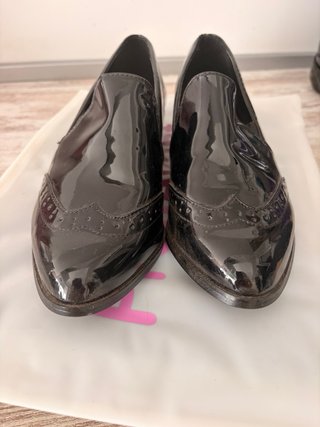 Zapatos mocasin charol elegantes negros.