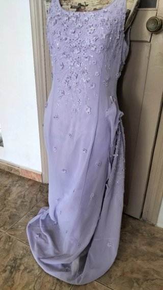 Vestido largo morado con pedrería