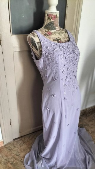 Vestido largo morado con pedrería