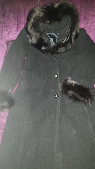 Abrigo negro mujer con detalles de pelo