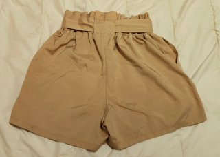 Pantalón corto beige con lazo