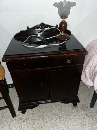 Mueble tocador antiguo con espejo