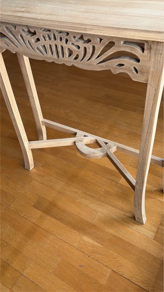 Mesa de recibidor de madera maciza en tono natural