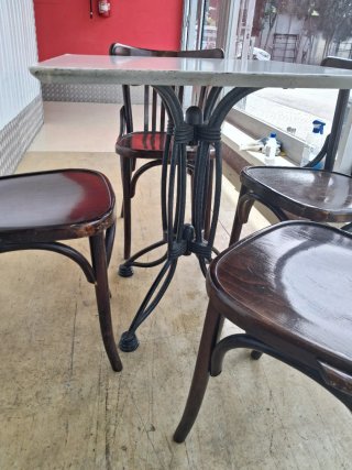 Mesa de hierro forjado cuatro sillas thonet.70×70