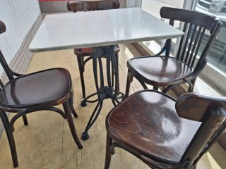 Mesa de hierro forjado cuatro sillas thonet.70×70