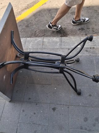 Mesa de hierro forjado cuatro sillas thonet.70×70