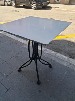 Mesa de hierro forjado cuatro sillas thonet.70×70