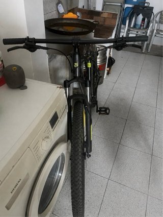 Bicicleta de montaña negra y amarilla