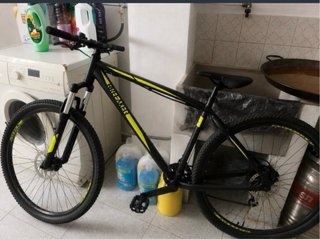 Bicicleta de montaña negra y amarilla