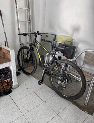 Bicicleta de montaña negra y amarilla
